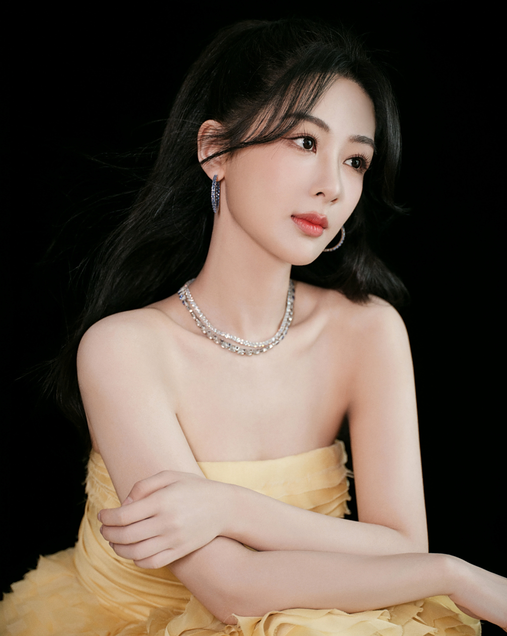 杨紫瘦了以后怎么穿都好美,一袭黄色抹胸裙,优雅明艳,妩媚性感,很是