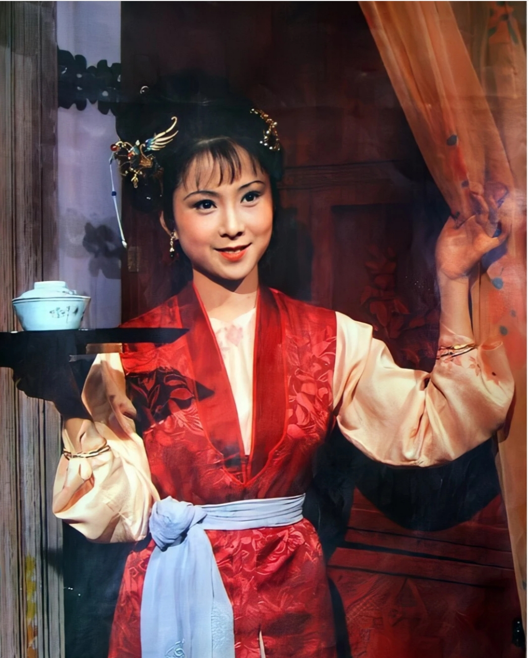 晴雯的指甲是怎么样的呢?  肯定有一种动人心魄的美.