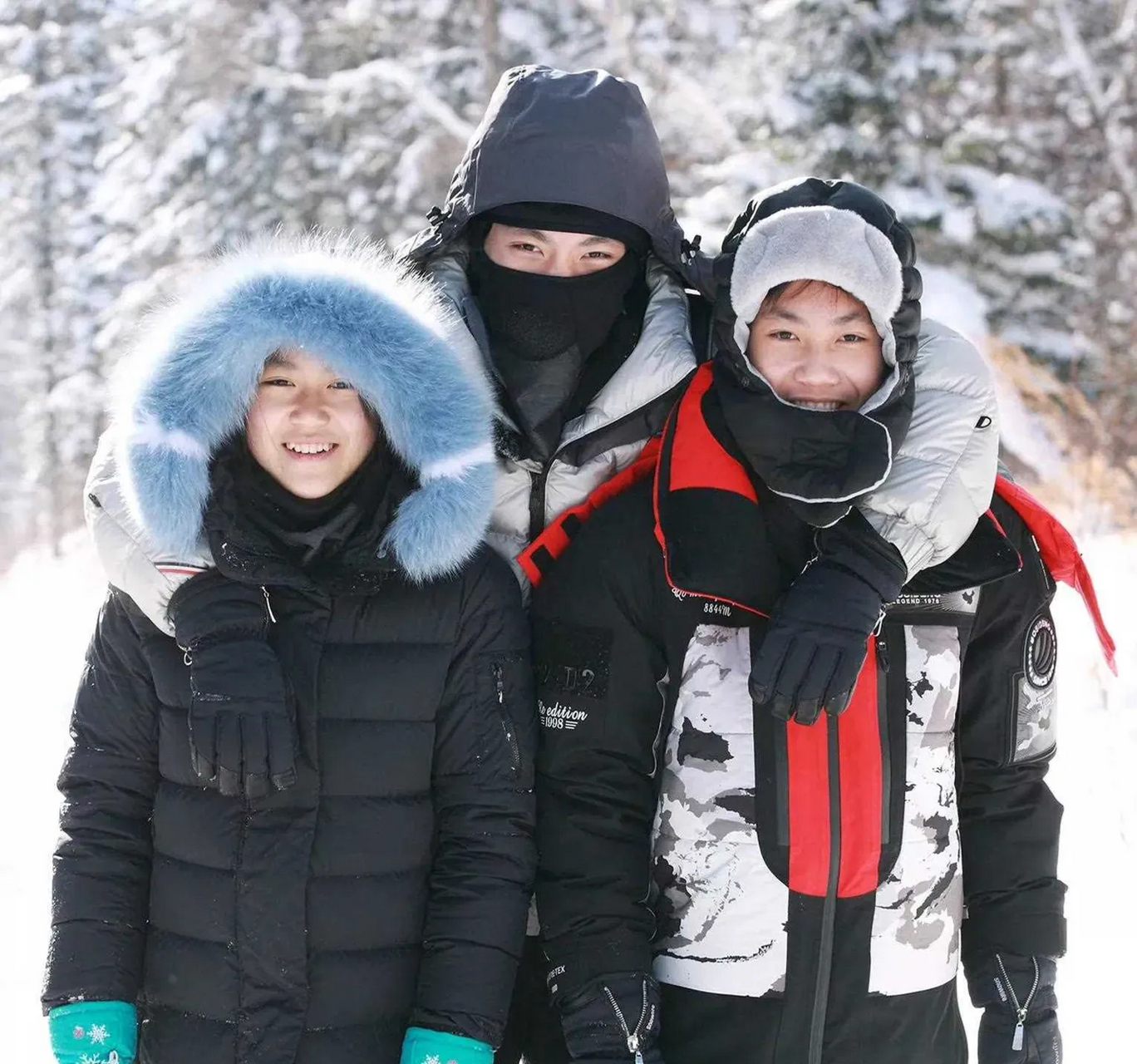 他们在雪乡畅游,为这个冬天增添了一抹别样的色彩.