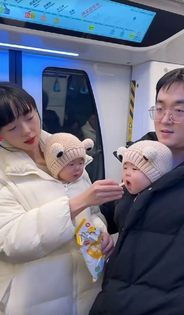 这才是炫耀的最高段位,地铁上袋鼠妈妈与袋鼠爸爸幸福一家人.