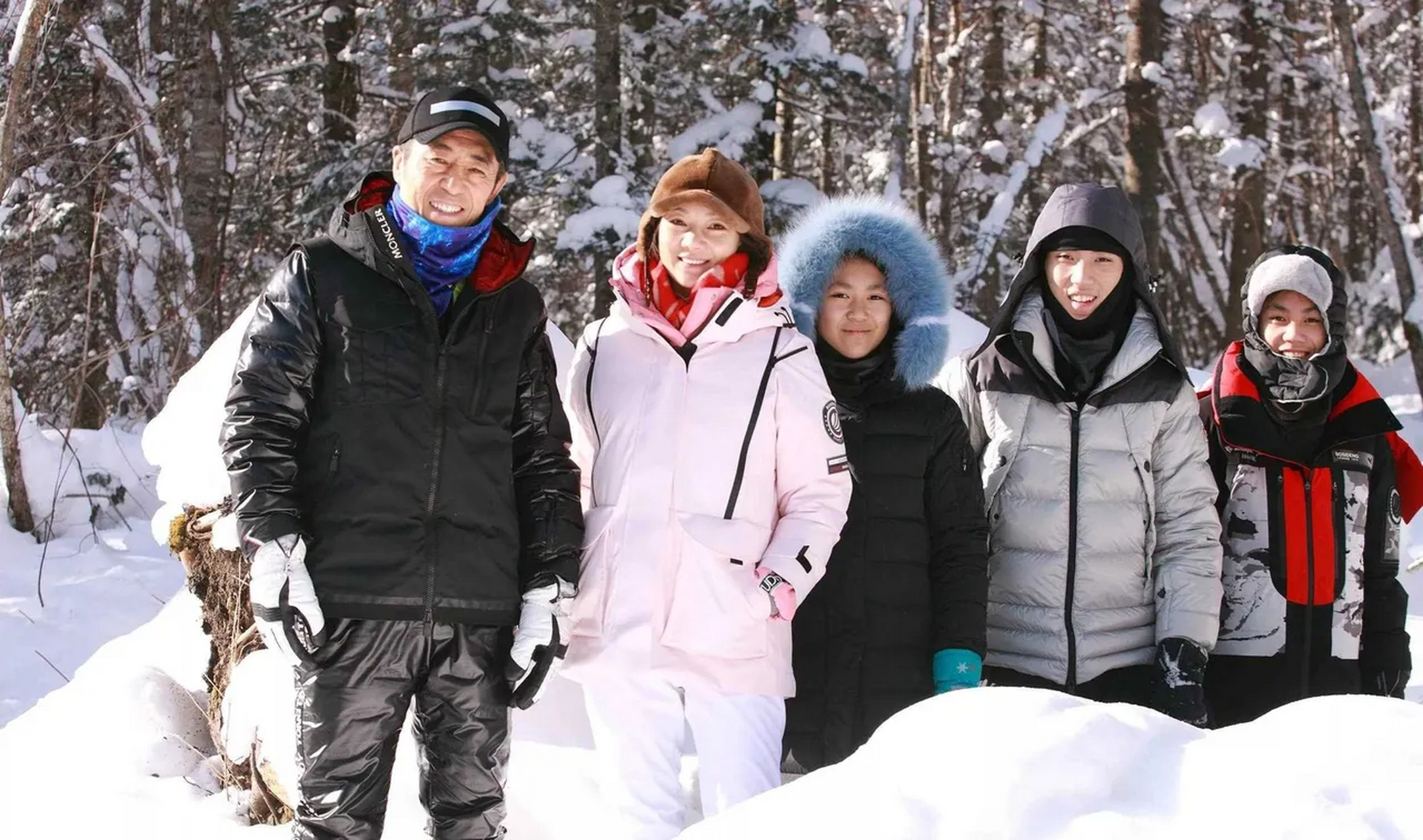 他们在雪乡畅游,为这个冬天增添了一抹别样的色彩.