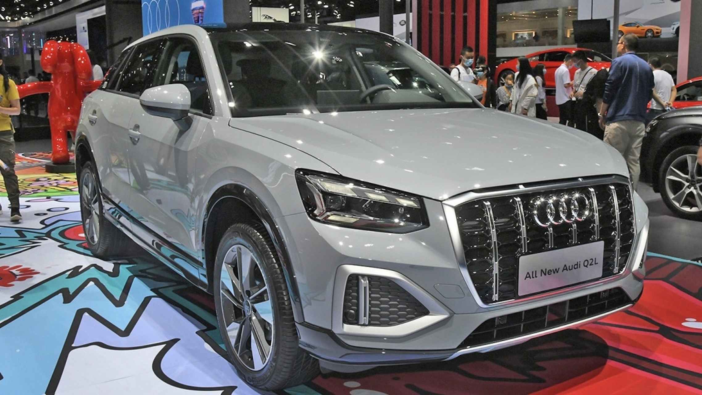 奥迪q2l汽油版和新能源电动版的外观略微有所不同,汽油版的前脸和尾部