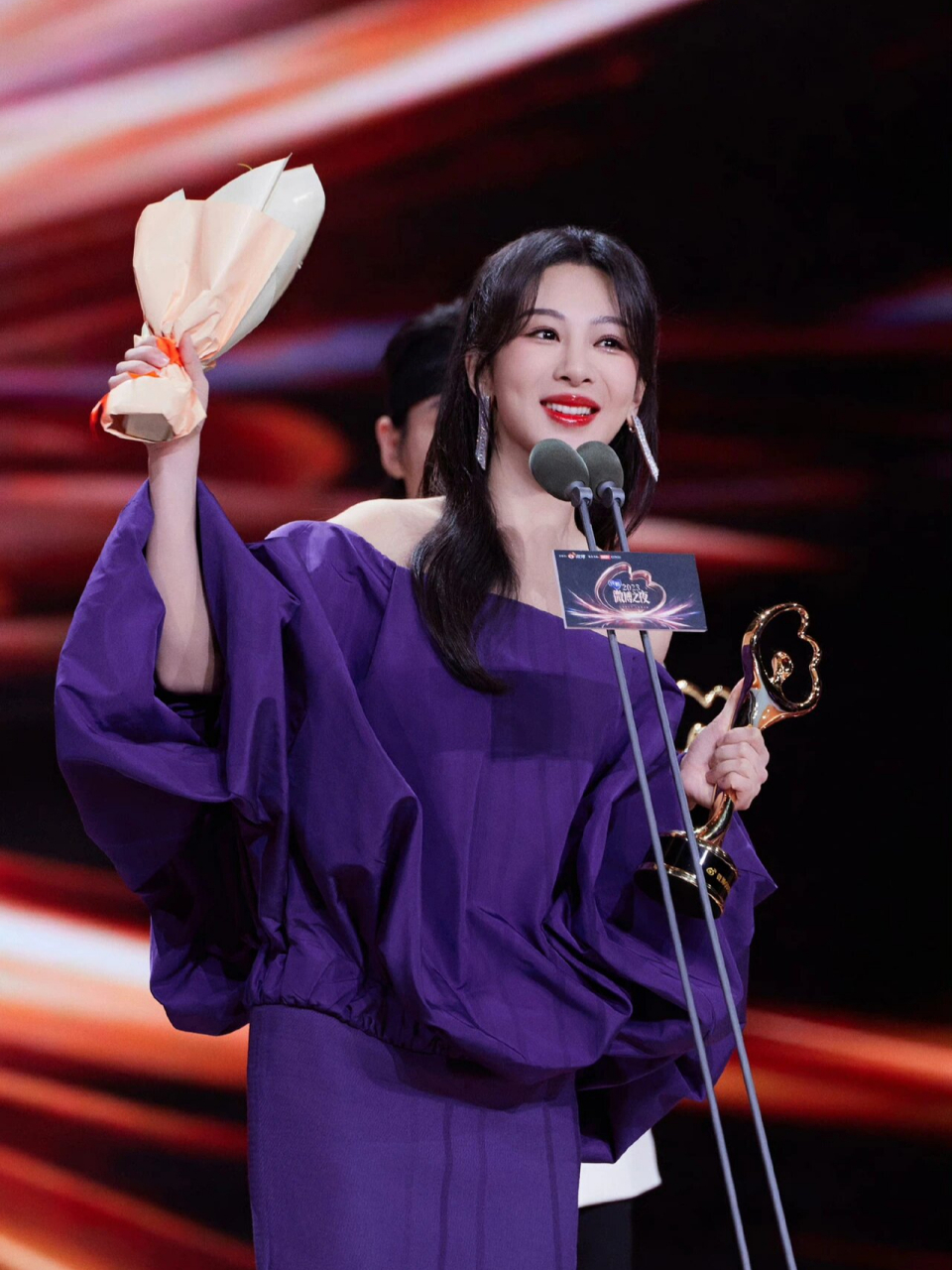 杨紫和贾玲收获友情的借位图 在这张照片中,杨紫和贾玲站在一片金黄的