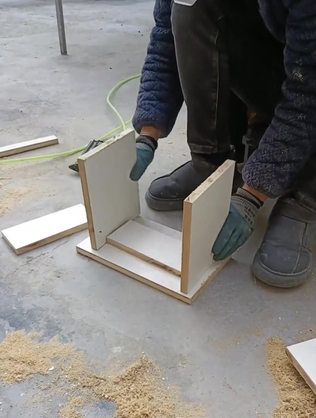 木工装修收工了,剩下的木材做成小板凳,主打不浪费