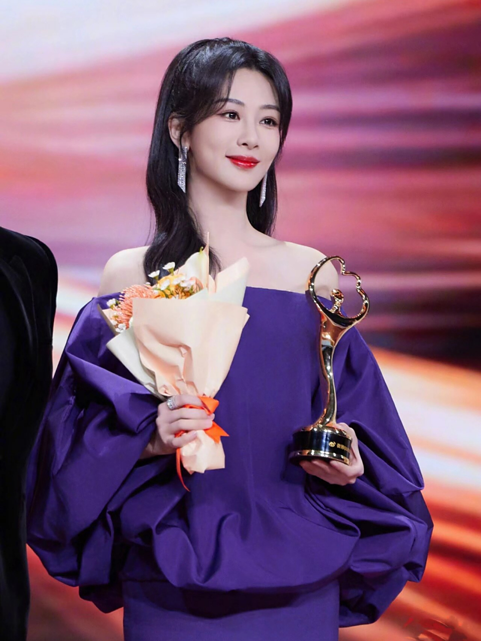 杨紫和贾玲收获友情的借位图 在这张照片中,杨紫和贾玲站在一片金黄的