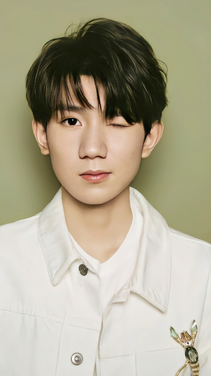 他的眼睛像星辰,照亮我们的世界;他的笑容如春风,温暖我们的心灵.