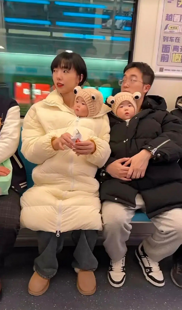 这才是炫耀的最高段位,地铁上袋鼠妈妈与袋鼠爸爸幸福一家人.