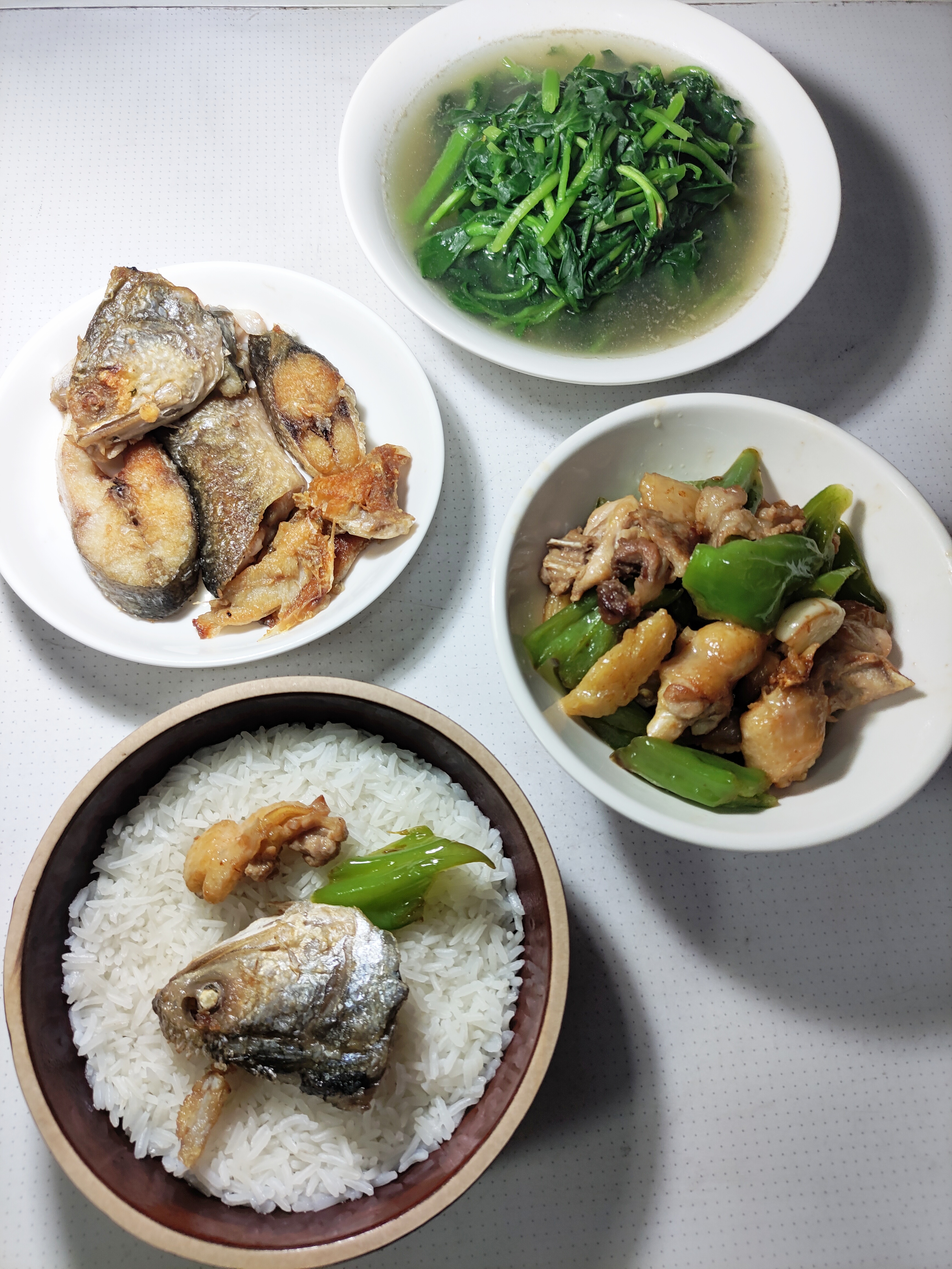 腌透了的马友鱼煎黄以后太香了鸡肉和西洋菜也好吃