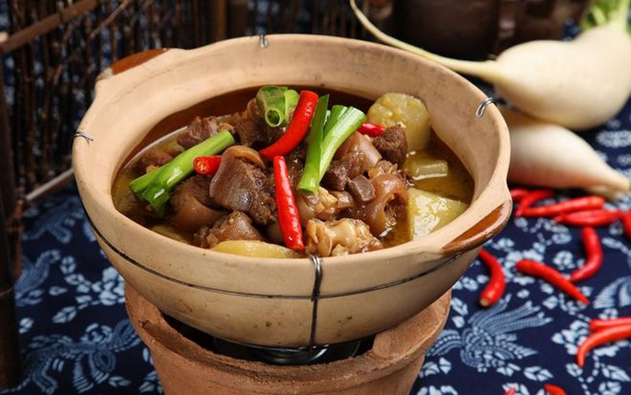 啫啫煲是广州特色瓦煲菜品,将食材放入高温瓦煲中烧焗而成,因发出"嗞