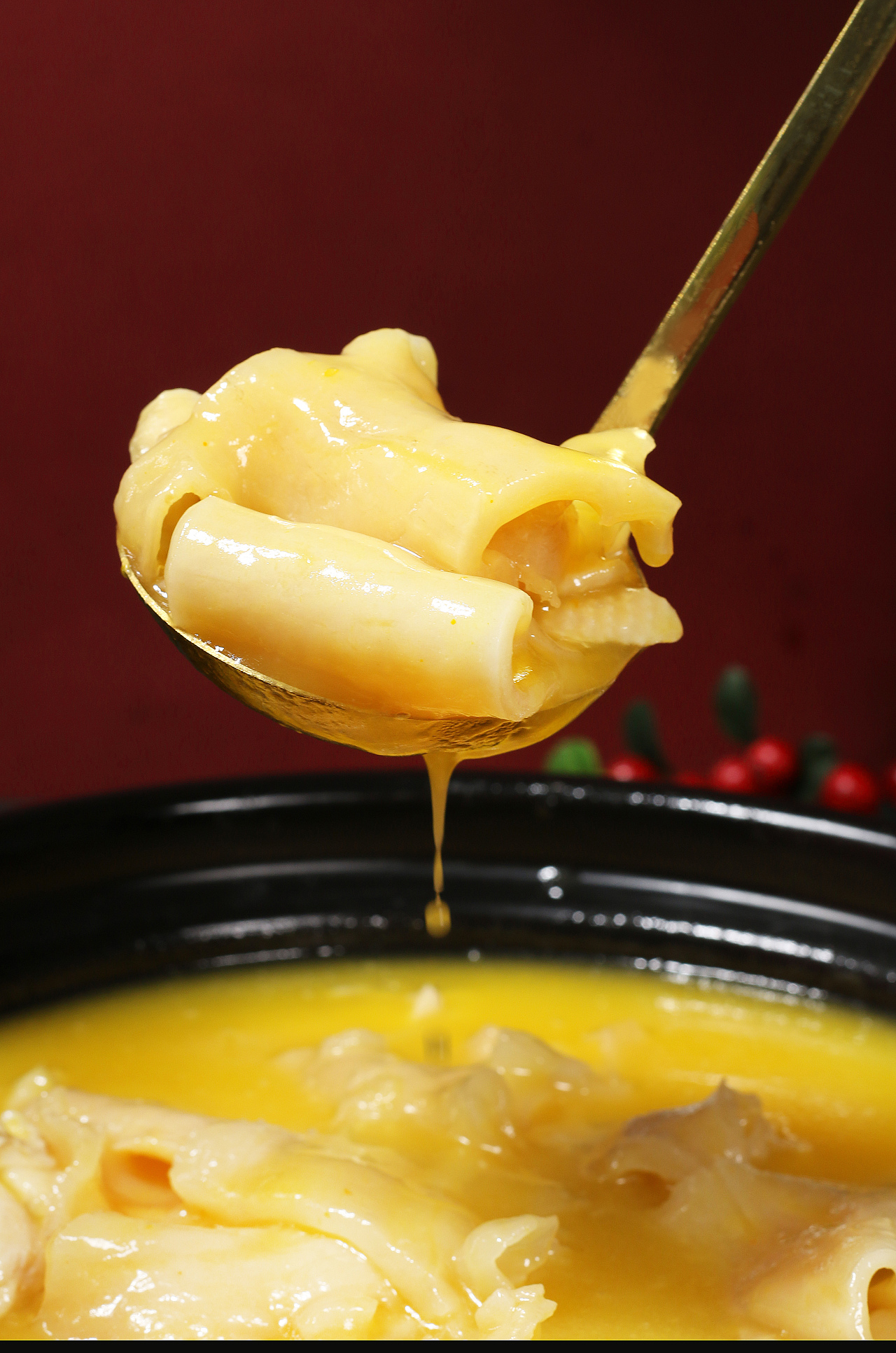 金汤花胶鸡,是一道营养丰富,口感鲜美的传统名菜