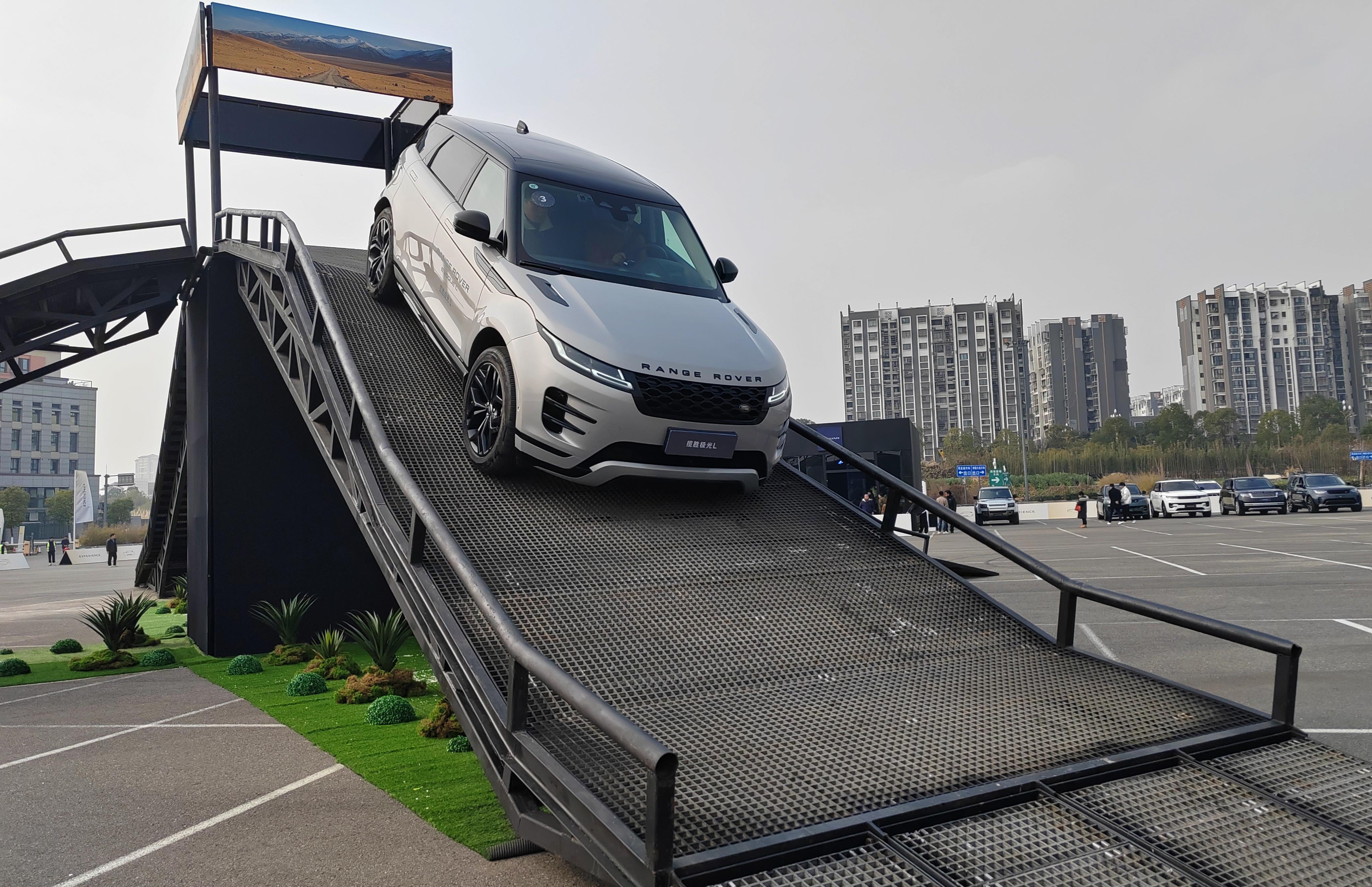 场地越野试驾路虎揽胜极光l,交叉轴滑轮组都无压力,出行好拍档