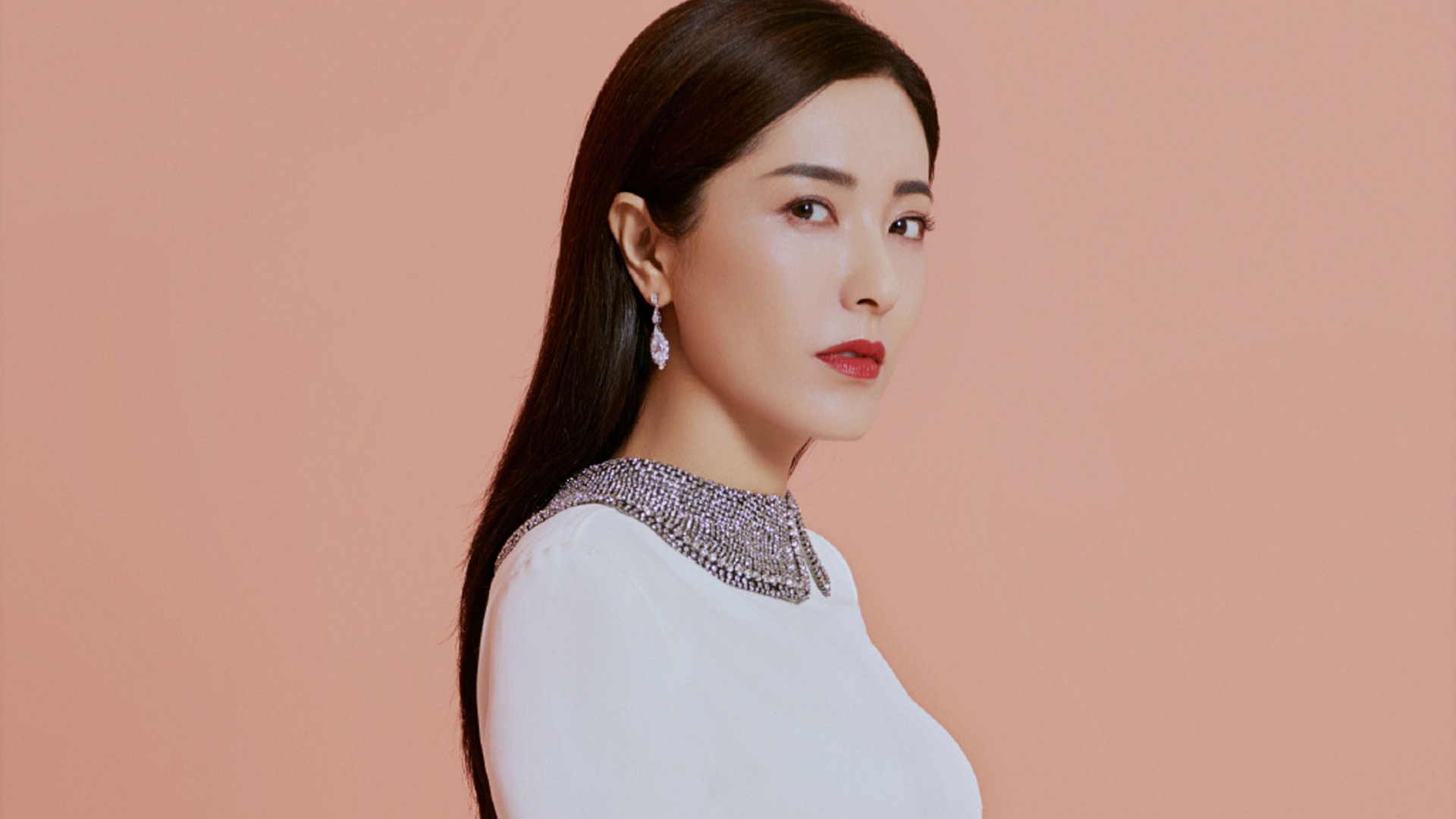 曾黎女神的"精分"现场?碎花裙舞动湖北风情,网友:太接地气!