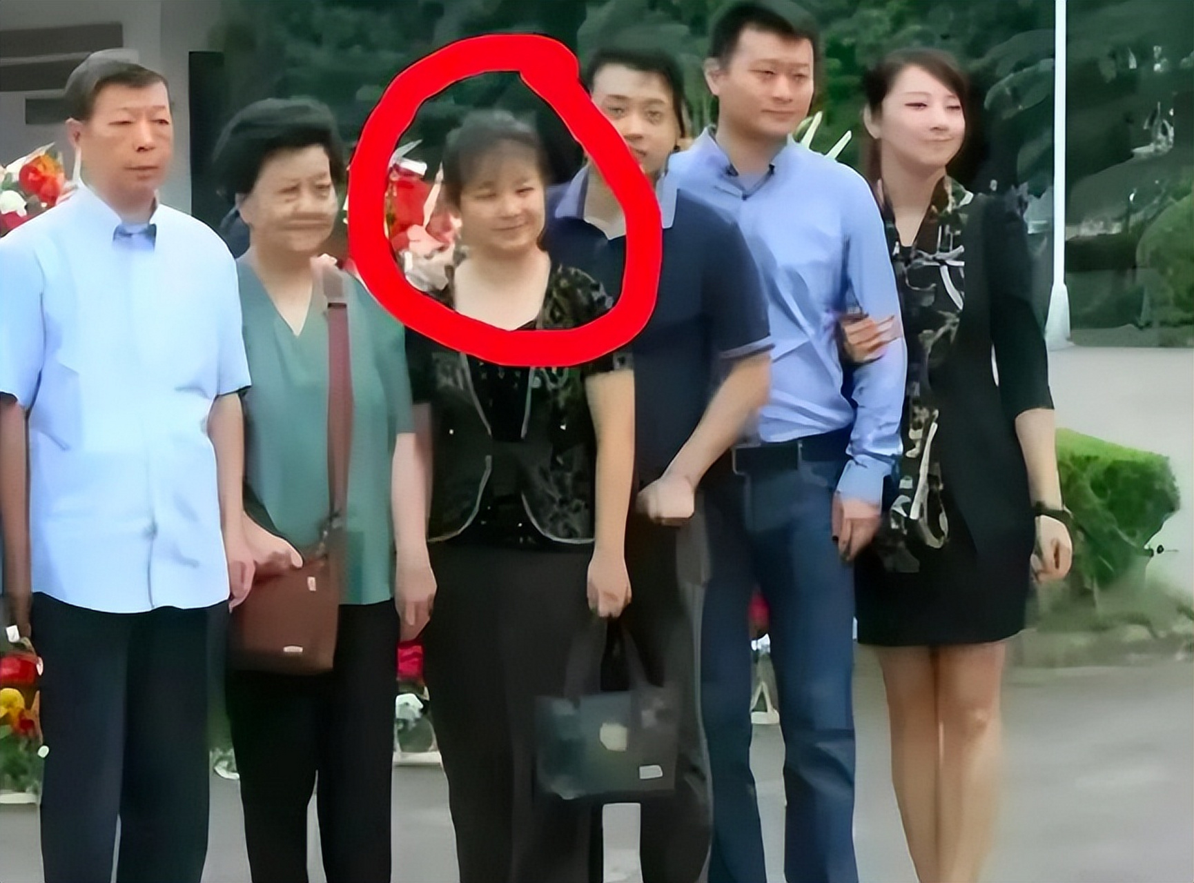 王琪作为朱令的舍友,虽因朱令事件受到指责,但她的婚姻生活充满智慧和