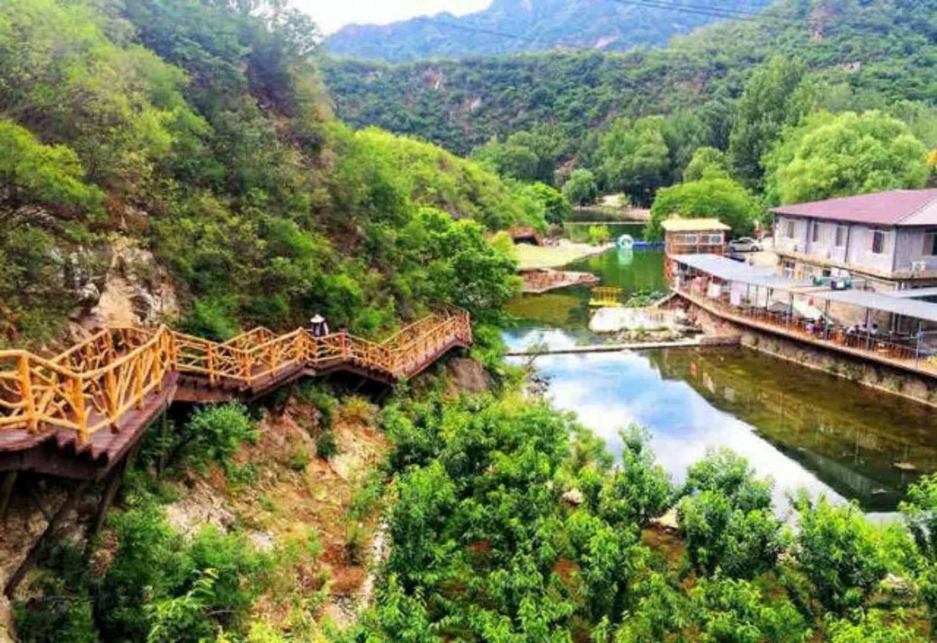 神堂峪自然风景区是北京怀柔区一处综合性游览区,集山川,河流,长城