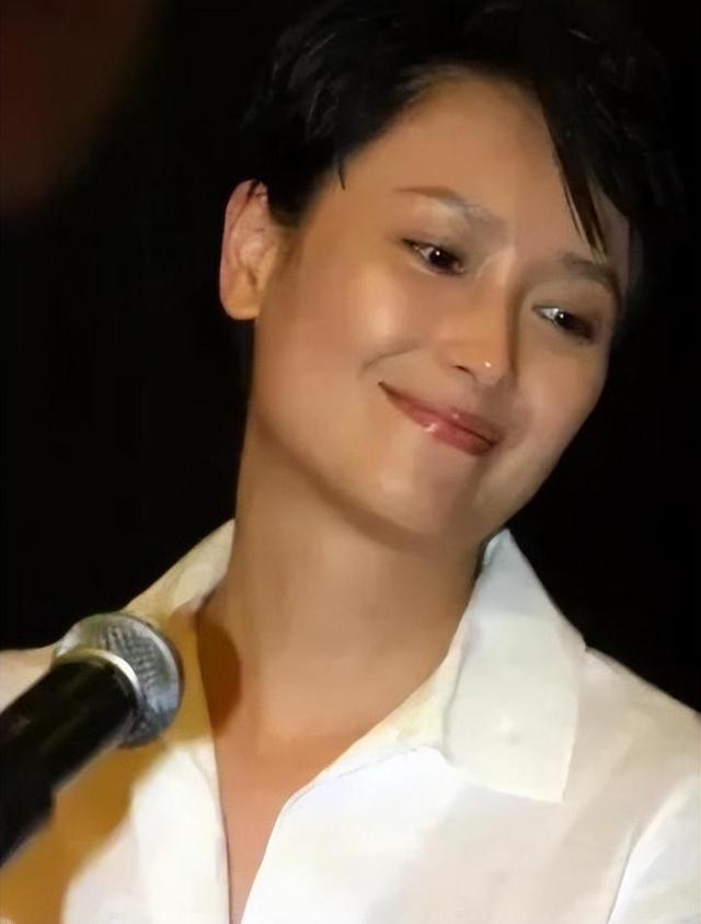 左翎跟演员丈夫离婚,二婚嫁入豪门,今60岁被宠成"公主"