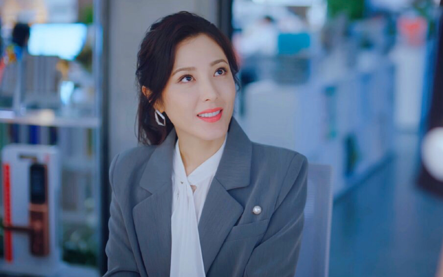 曾黎女神的"精分"现场?碎花裙舞动湖北风情,网友:太接地气!