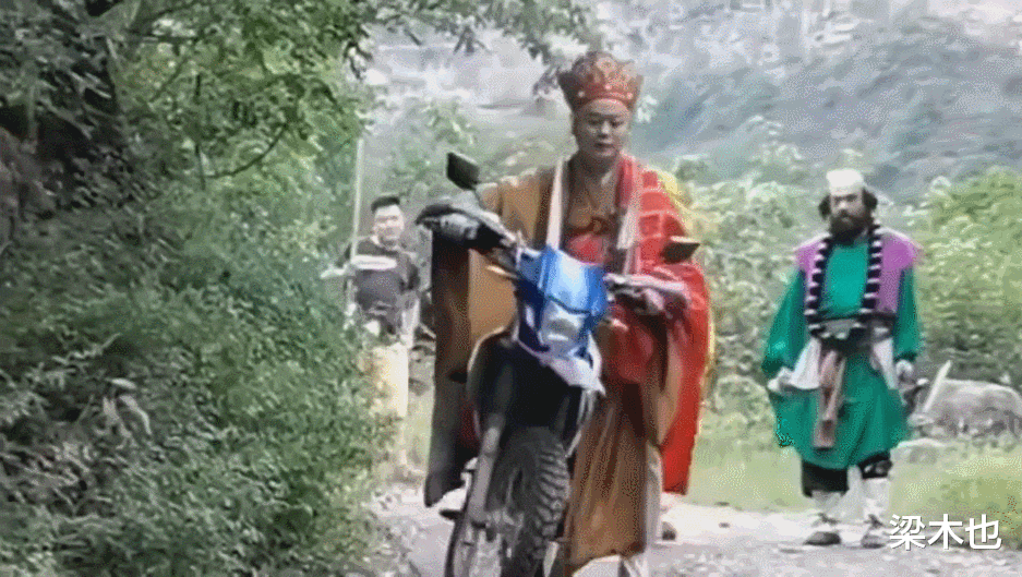 看来骑摩托车是全组人都要掌握的必备技能,看八戒这摩托车骑的多溜啊.