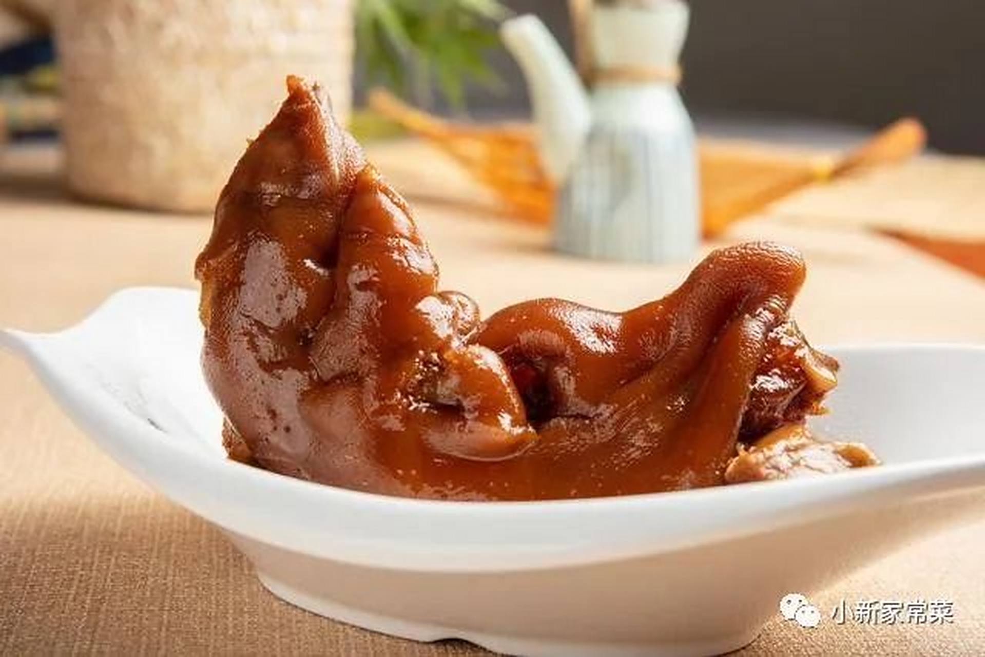 东北酱猪蹄做法,老东北美食酱猪蹄肘子简介 小新家常菜  酱猪蹄是中国