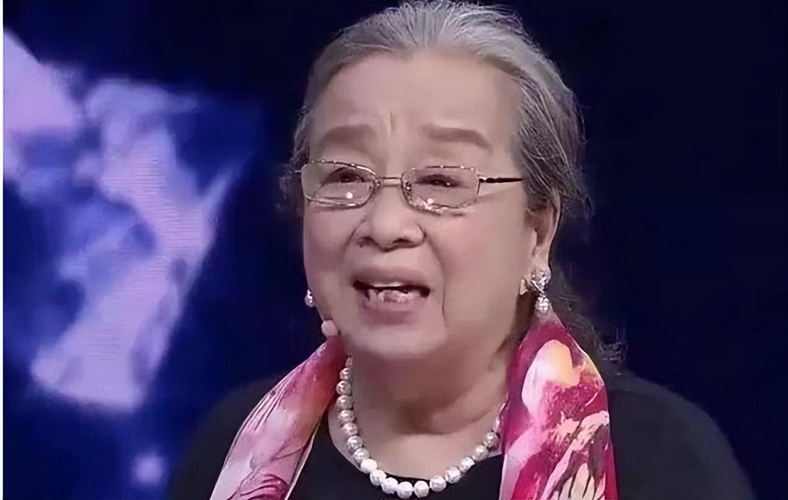 容嬷嬷李明启现身晚会彩排87岁走路带风穿200元平价鞋引热议