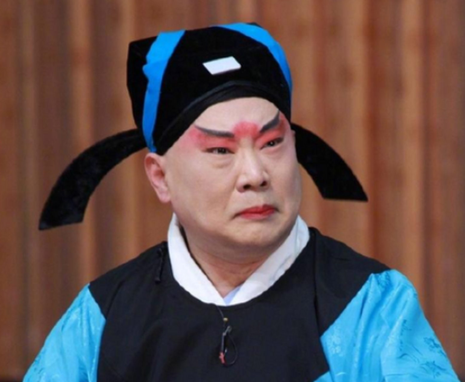 在一次节目中,京剧名角王佩瑜点评了郭德纲的京剧水平,她说:"郭老师不