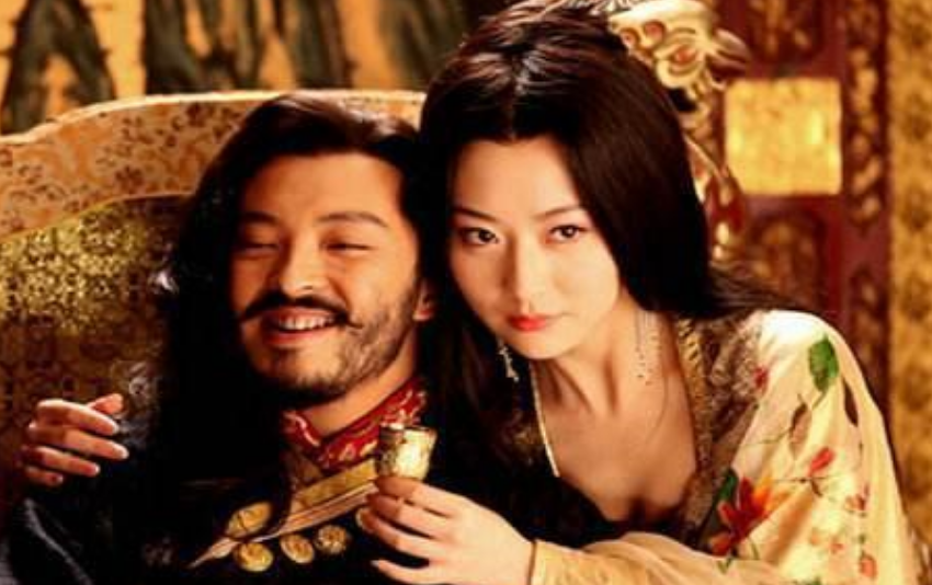 将军打仗前托皇帝照顾好妻子皇帝含泪答应回宫后便召来侍寝