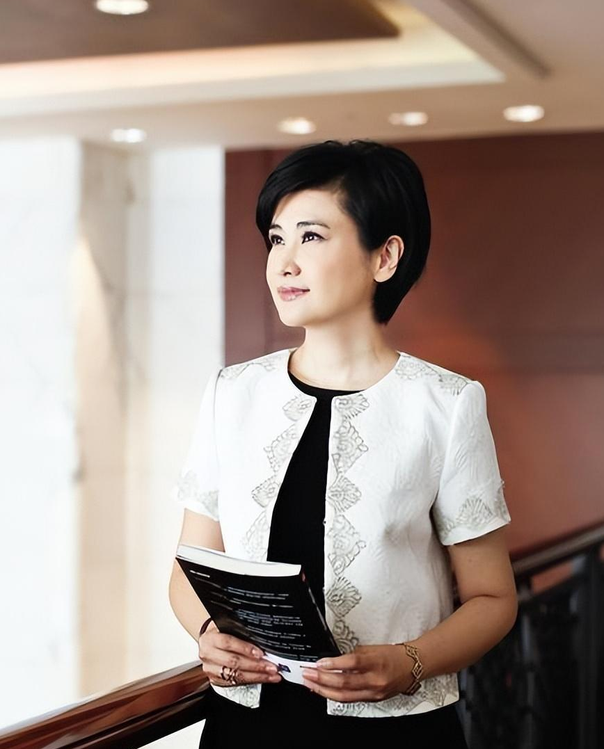 著名主持人魏笑:新婚24小时离世,丈夫至今未娶,父亲仍在怀念她