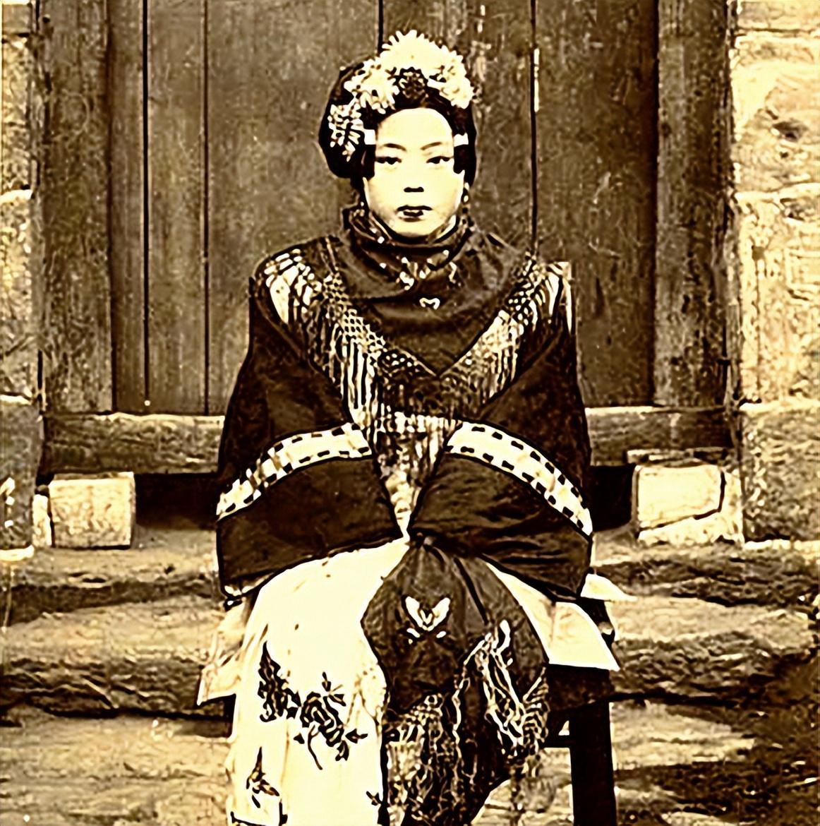 清代奇案:丈夫发疯投河,妻子另嫁他人,县令智慧破案,擒住凶手