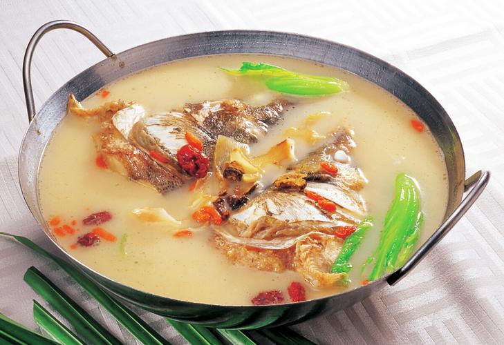 其中,安仁鱼头汤作为古镇的特色菜,早已名声在外,成为了亲朋好友聚会