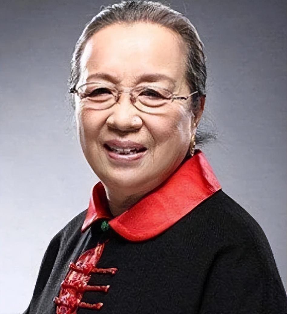 容嬷嬷李明启现身晚会彩排,87岁走路带风,穿200元平价鞋引热议