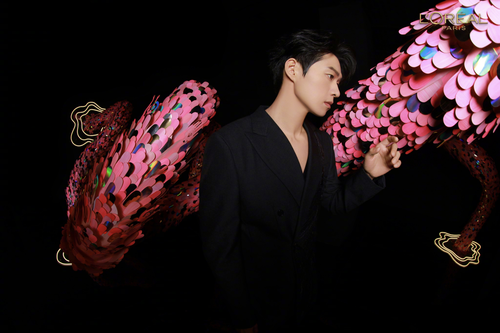 让我们一起跟随魏大勋沉浸式感受《不息》之龙的艺术魅力,在充满想象