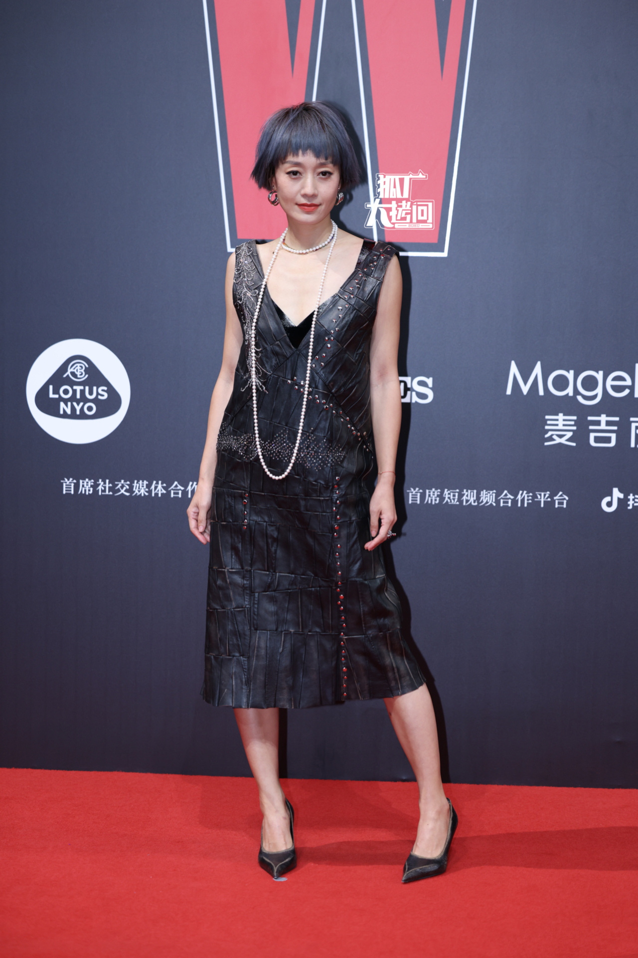 马伊琍真的很前卫,染奶奶灰头发配灰大衣,气场强大又高级