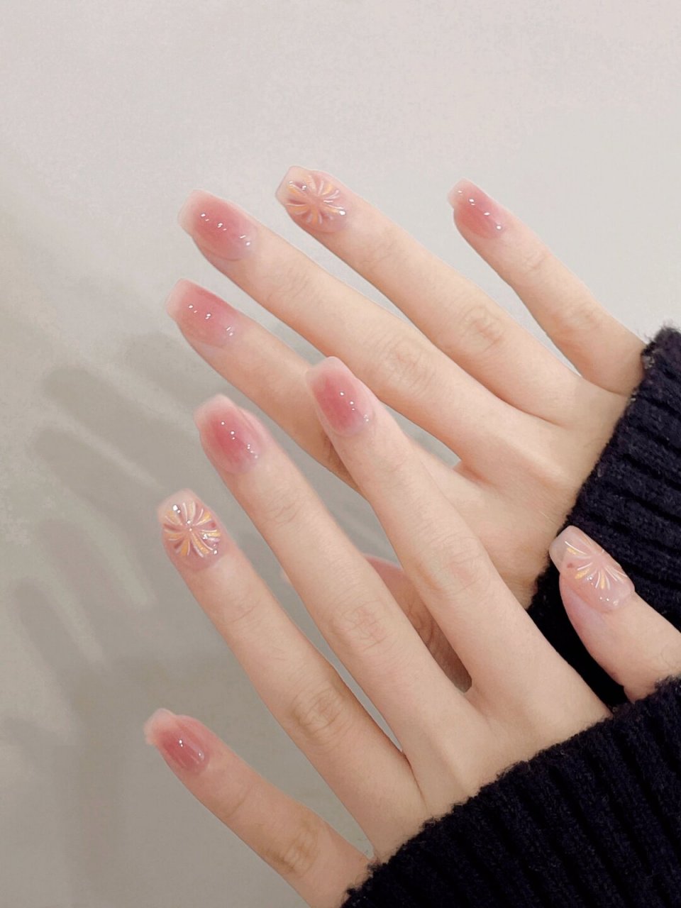 最美的烟火美甲  哎呀,宝贝们,我最近发现了一个超级温柔的腮红晕染