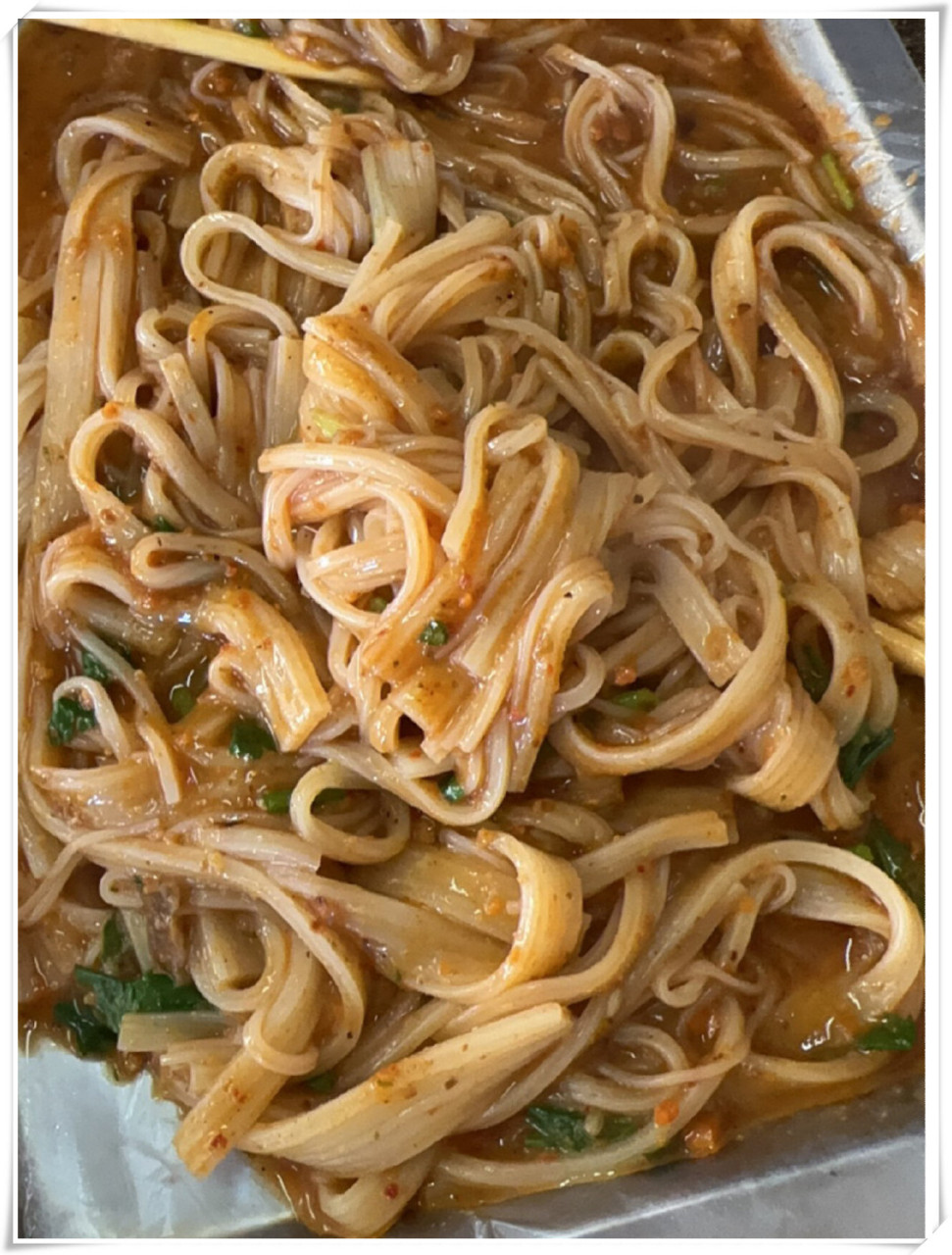 【东北公主下午茶】齐齐哈尔美食探店94  99义华园对面的铁皮小屋