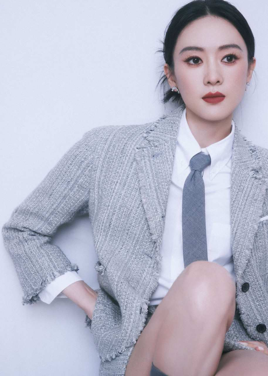 童瑶灰色夹克外套与同色系的短裙,内搭白色衬衫和黑色领带,优雅而不失