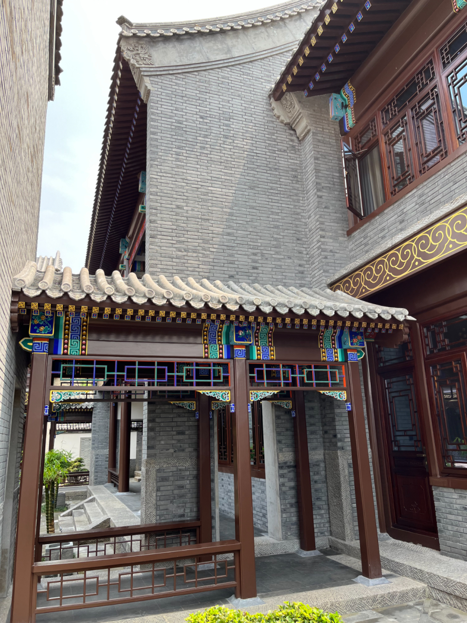 四合院的耳房介绍  四合院里的耳房,就像是挂在正房两侧的小耳朵,小巧