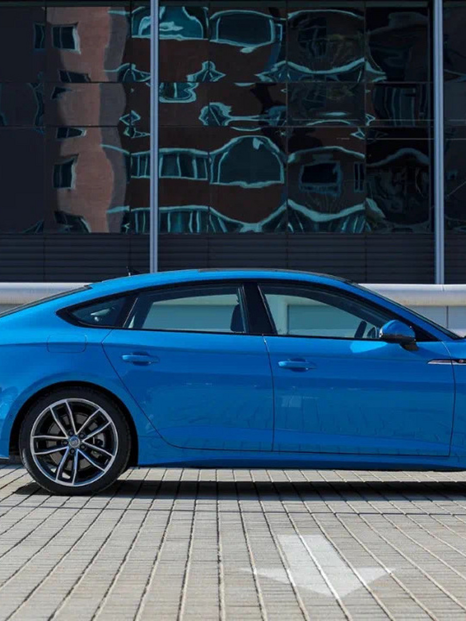 2021款奥迪a5 sportback,这是一款结合了优雅与性能的座驾.