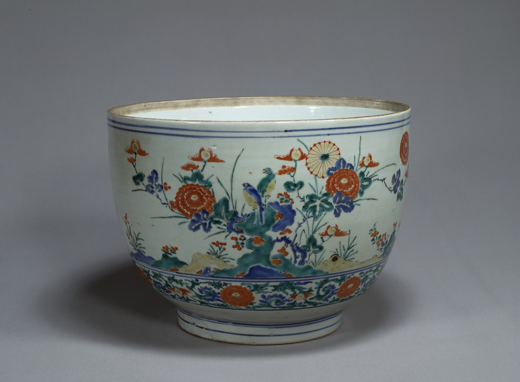 东瀛伊万里瓷器中,「柿右衛門」款式以其独特而清雅的色泽备受藏家