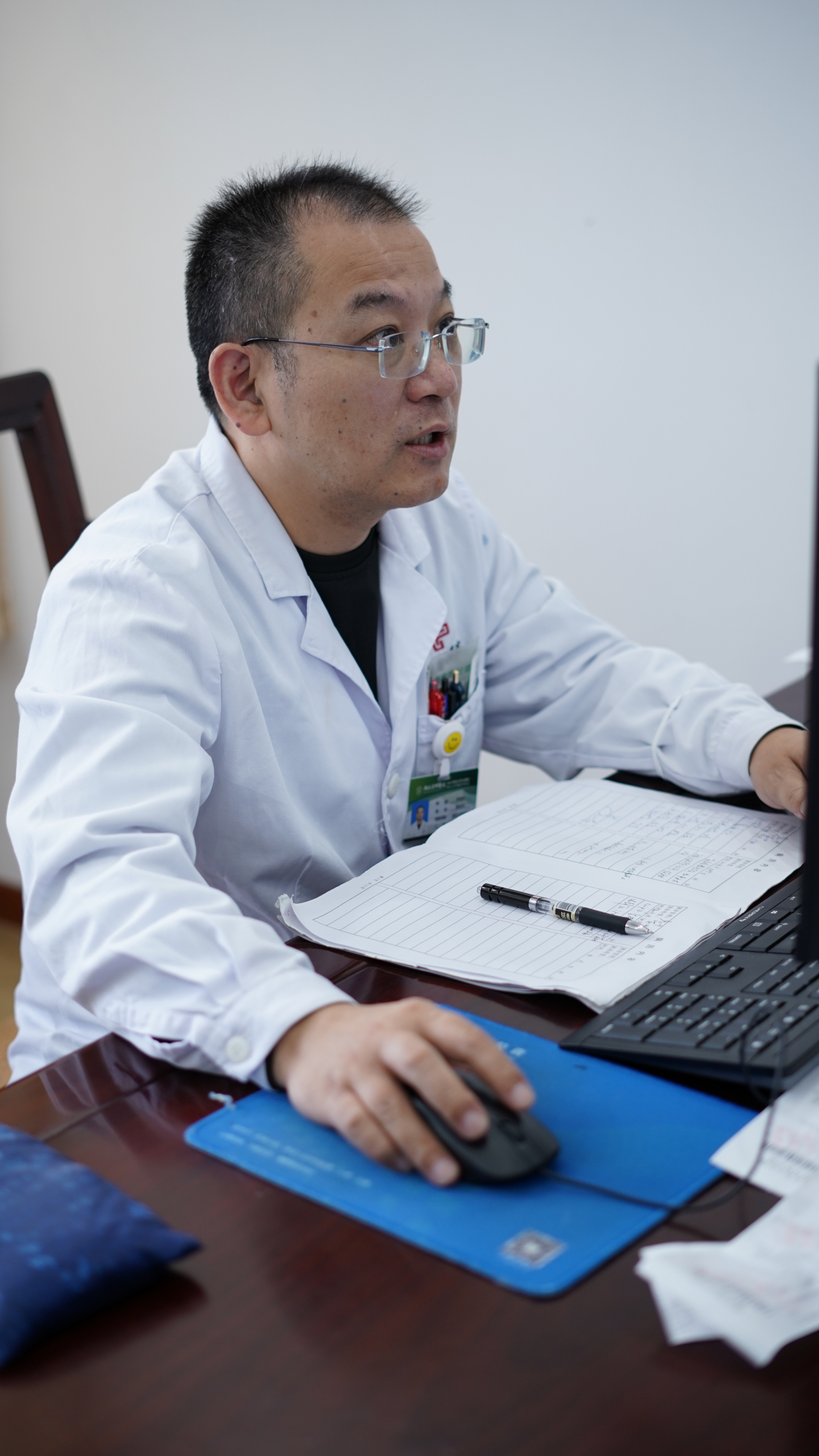 舌面有裂纹,舌边鼓胀,不止在脾胃,肝胆才是问题所在!