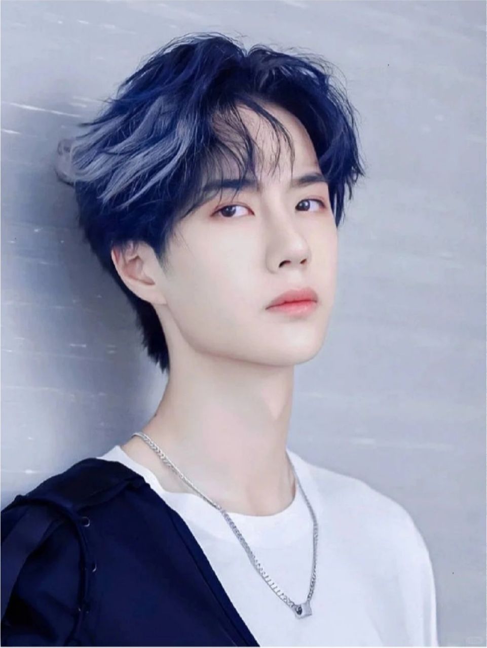 这次闪亮登场的是我们的人气偶像,全能艺人王一博,他的帅气瞬间已