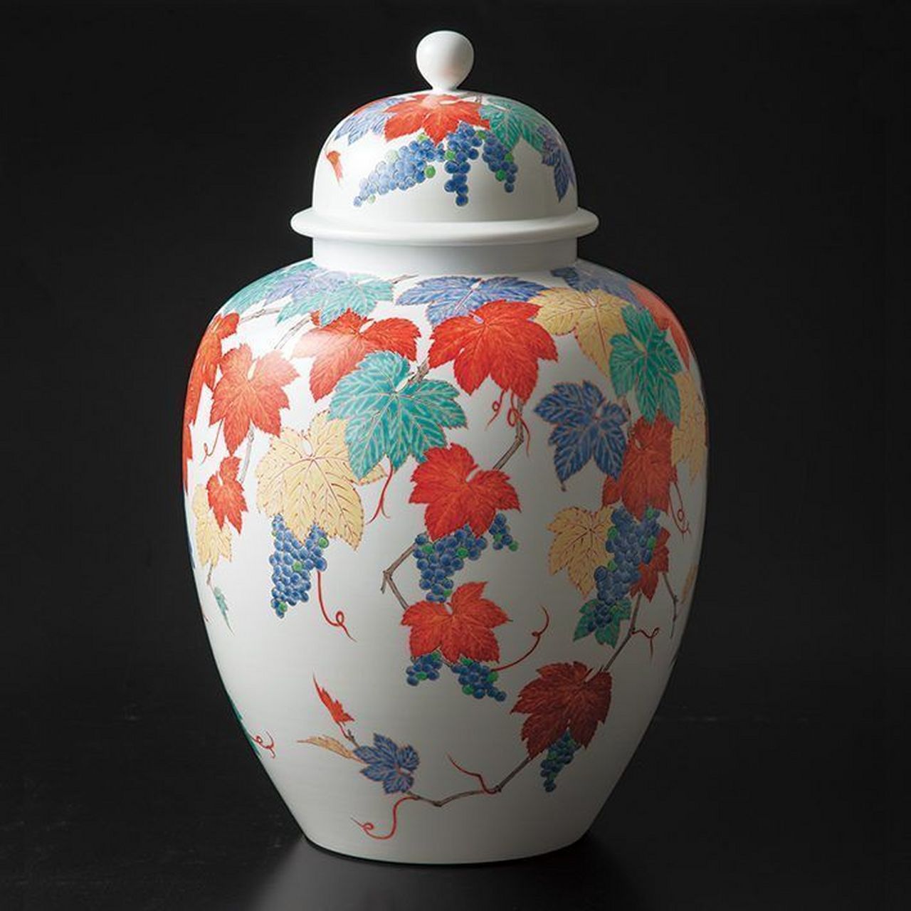 东瀛伊万里瓷器中,「柿右衛門」款式以其独特而清雅的色泽备受藏家