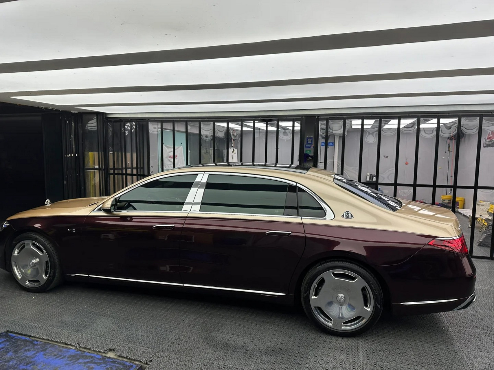 迈巴赫s680黑玫瑰双拼香槟金版本 迈巴赫s680本身就是一款超级豪华