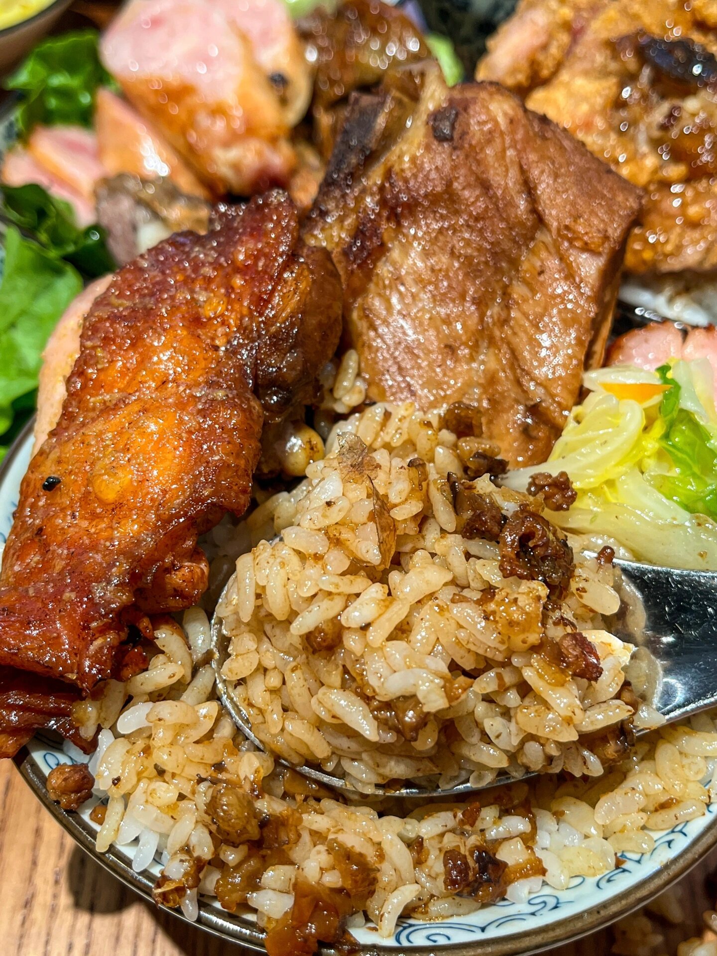 粒粒分明的卤肉饭三宝饭鸡腿肉 台式香肠 排骨的三拼搭配卤蛋 乌龙