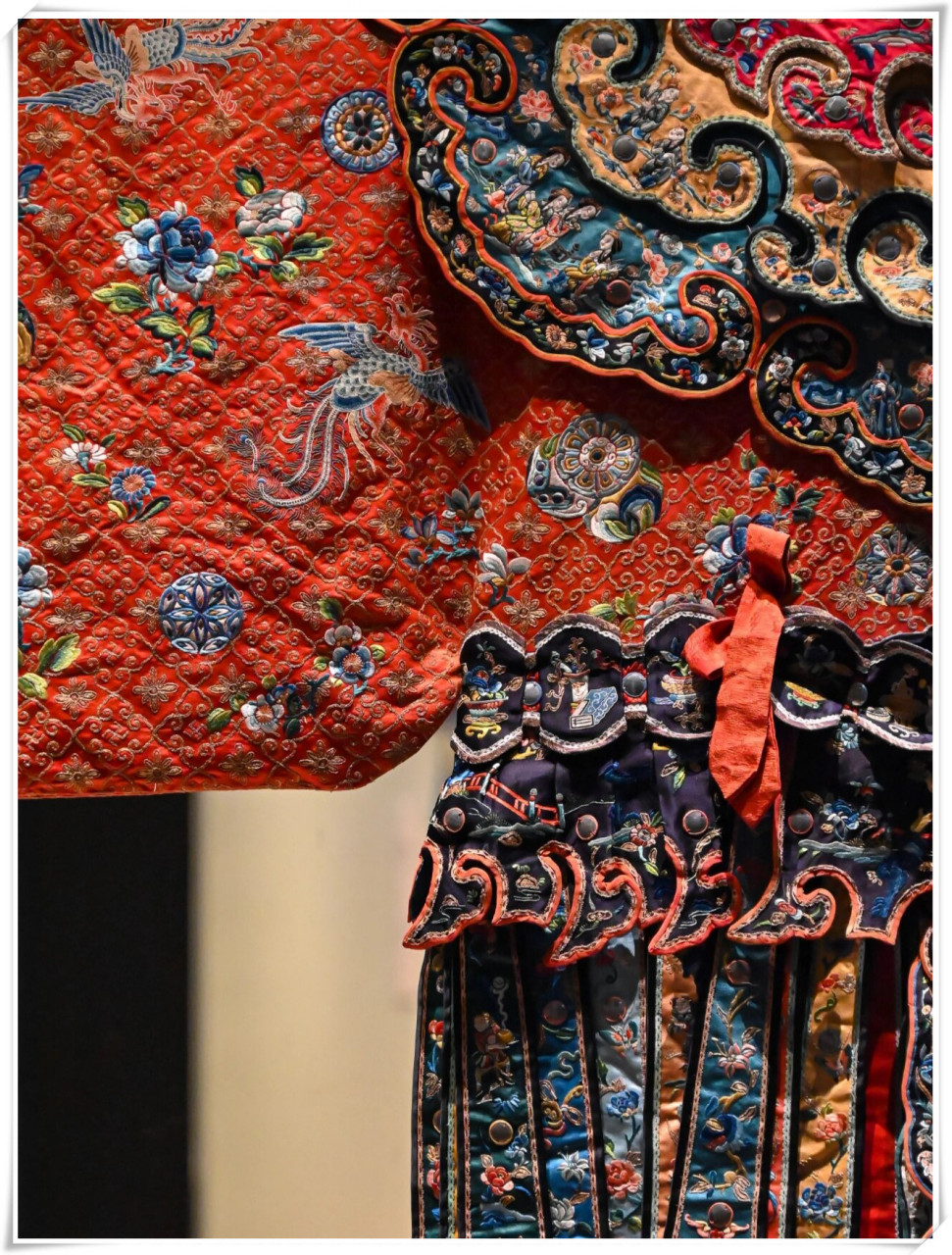 红色缎绣人物花卉纹宫衣   #我要上热门# 这是清代的一件红缎宫廷服饰