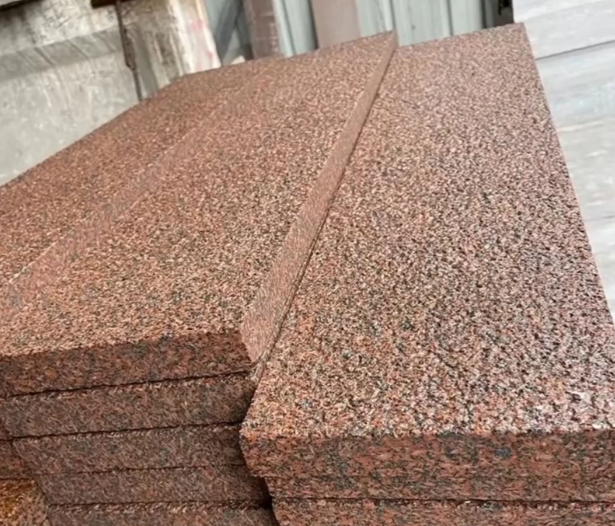贵妃红石材,产自山西的花岗岩品种,由地下岩浆冷却结晶形成,具有明显