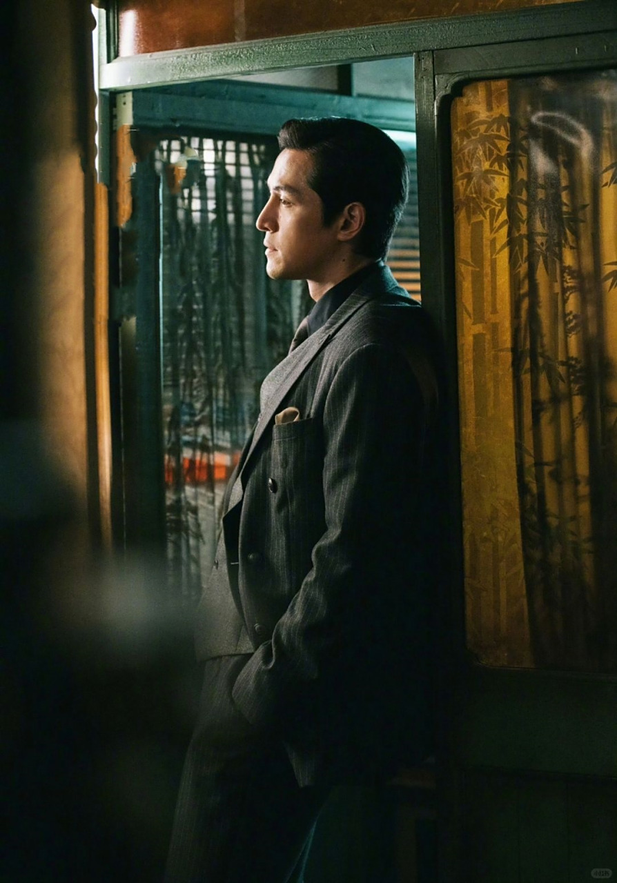 就像我手中的这件量身定制西装一样,"繁花"里胡歌饰演的角色"阿宝"