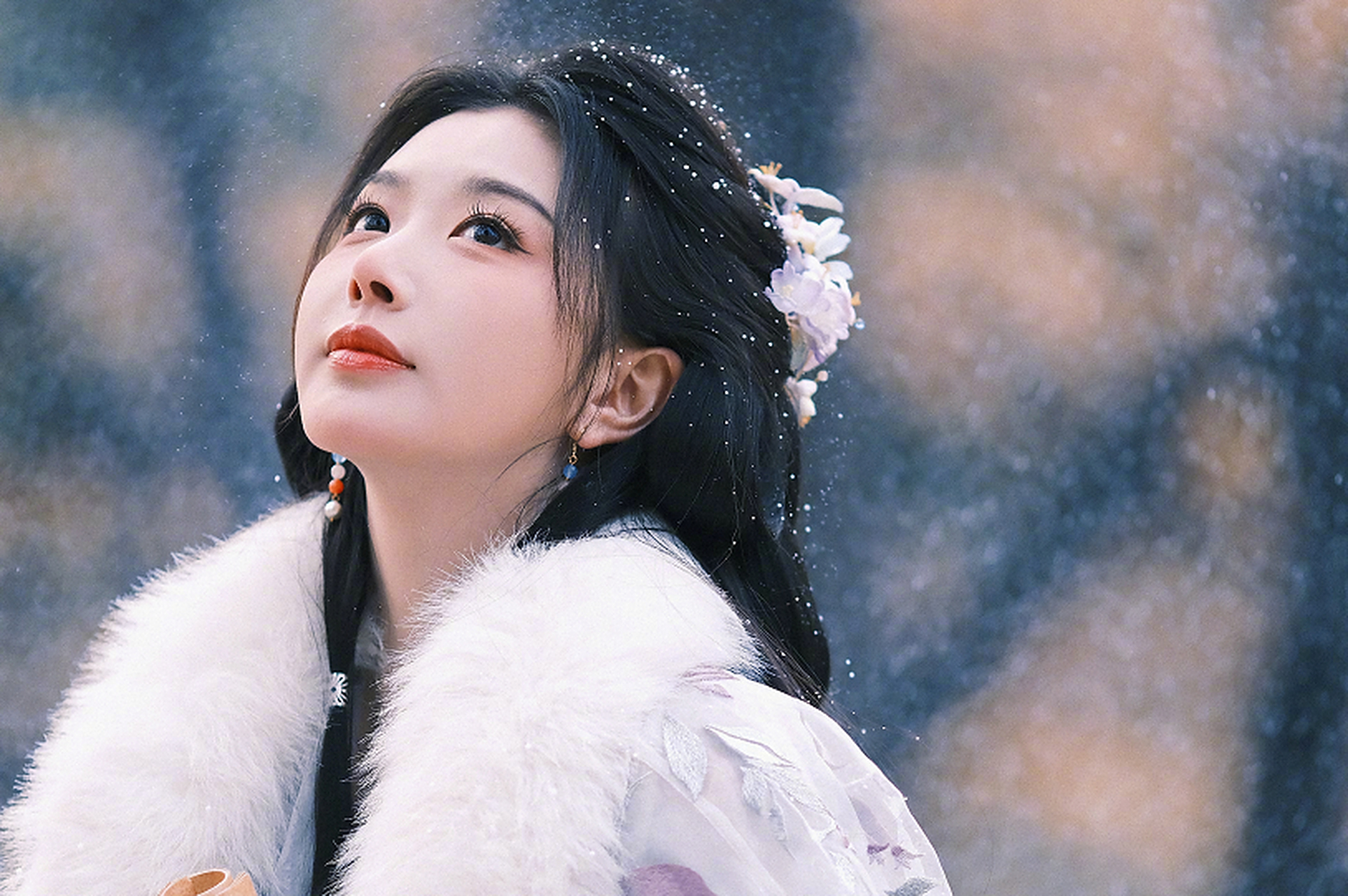 孔雪儿的雪地古装照,这妆容还是挺不错的.