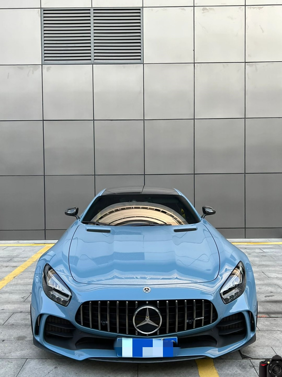 最近,我偶然间看到了一辆瓷器蓝amg gtr,真是百看不厌!