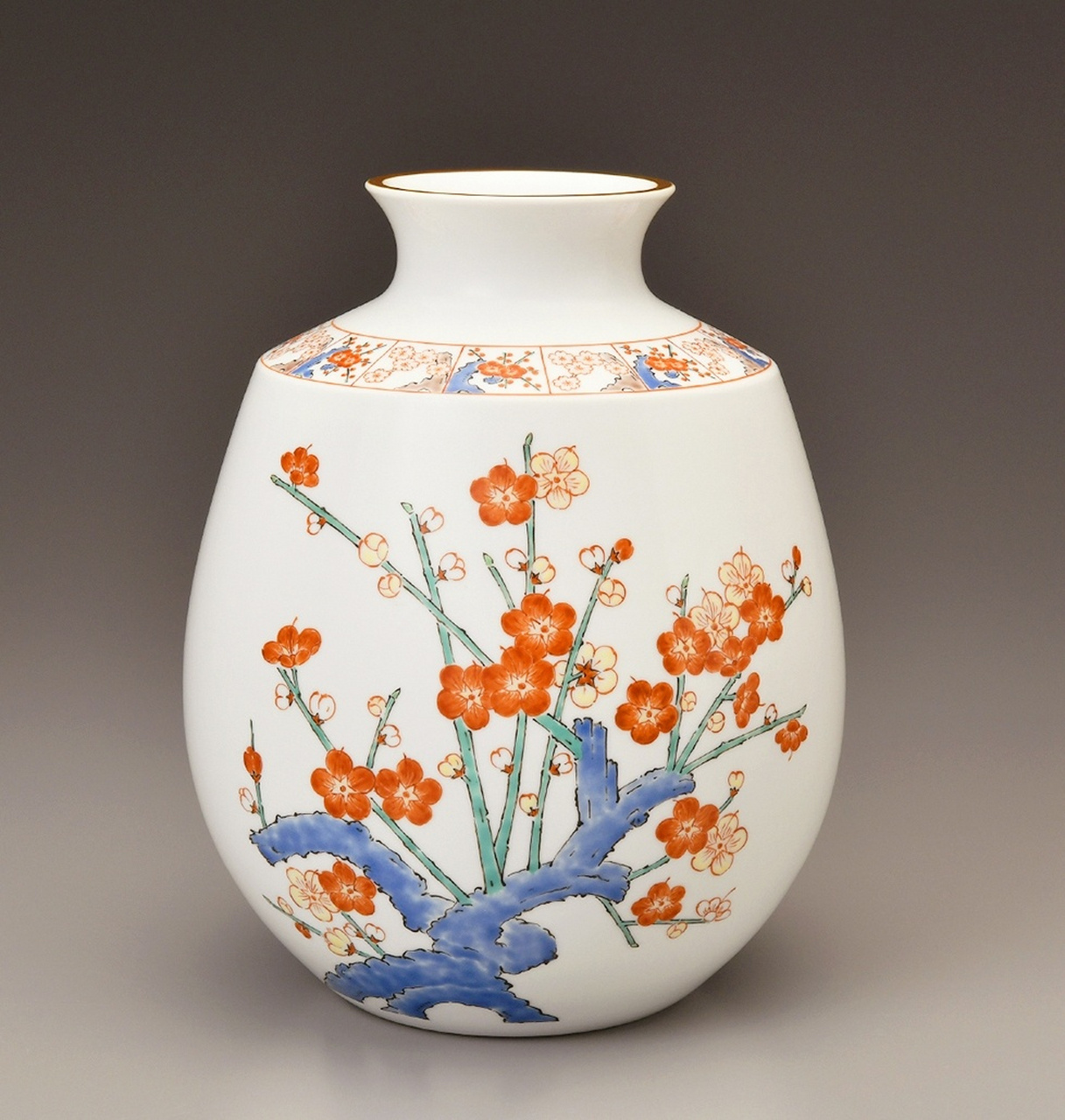 东瀛伊万里瓷器中,「柿右衛門」款式以其独特而清雅的色泽备受藏家