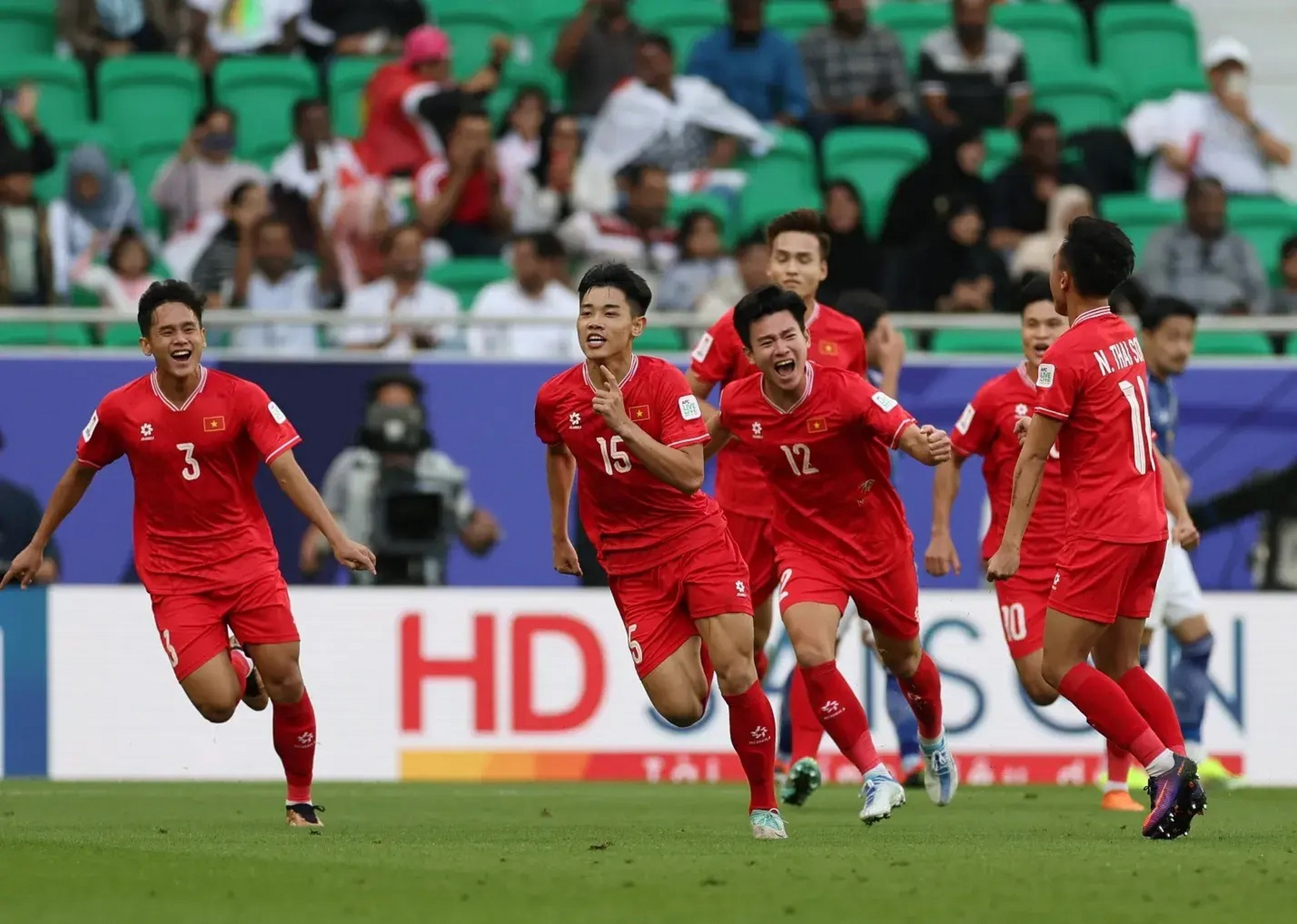 同时越南队里还有许多00后的年轻球员,球员年轻化让球队充满了活力和