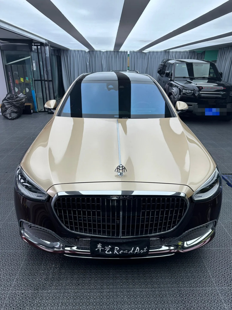 迈巴赫s680黑玫瑰双拼香槟金版本 迈巴赫s680本身就是一款超级豪华